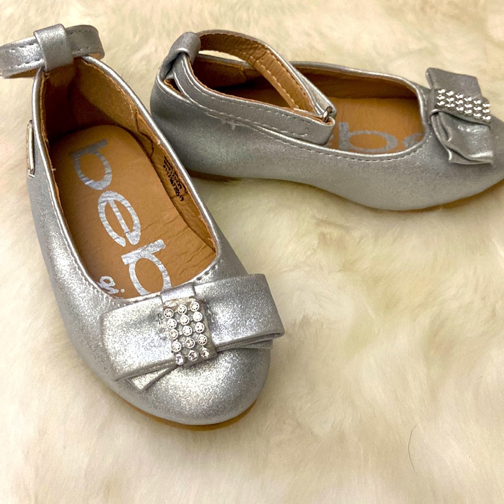 Cute silver little girl’s flats size 5M